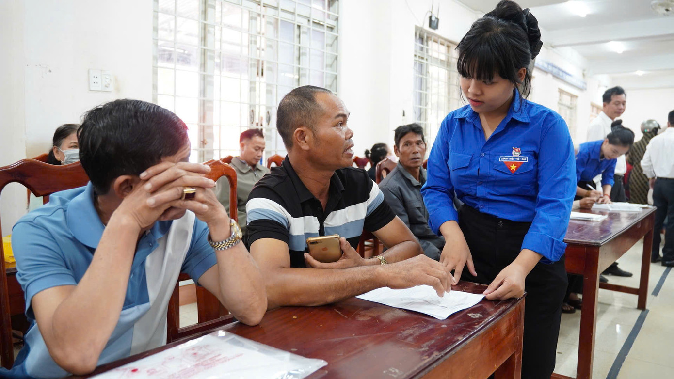 Đội thanh niên tình nguyện xã Krông Pắc hỗ trợ người dân tiếp cận các tiện ích của chính quyền điện tử.