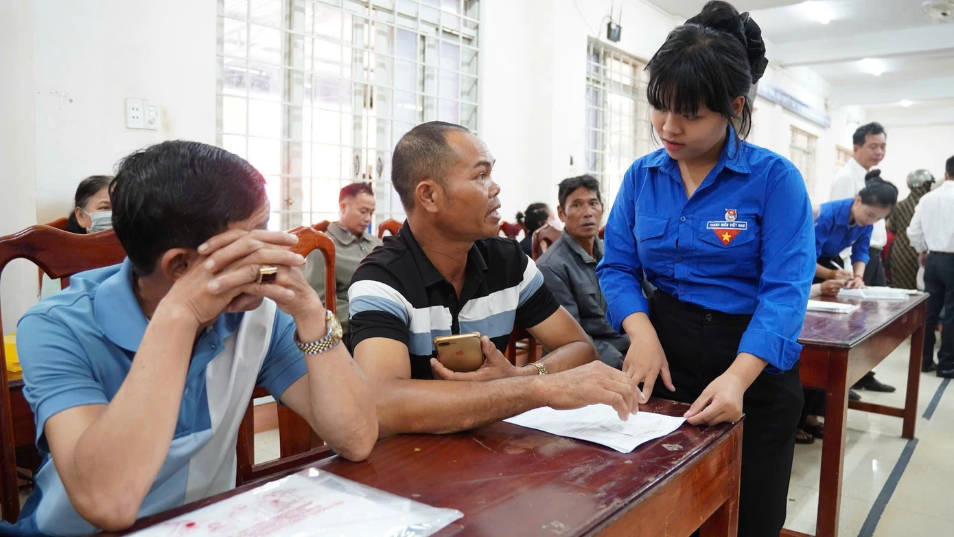 Đội thanh niên tình nguyện xã Krông Pắc hỗ trợ người dân tiếp cận các tiện ích của chính quyền điện tử.