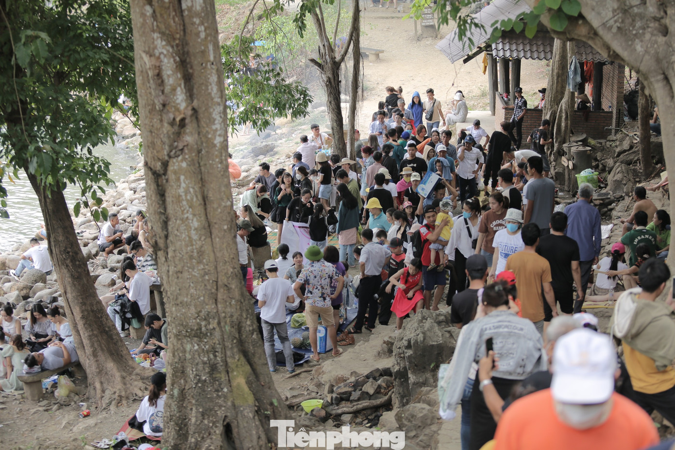 Dòng người chen chúc đổ về thác Dray Nur