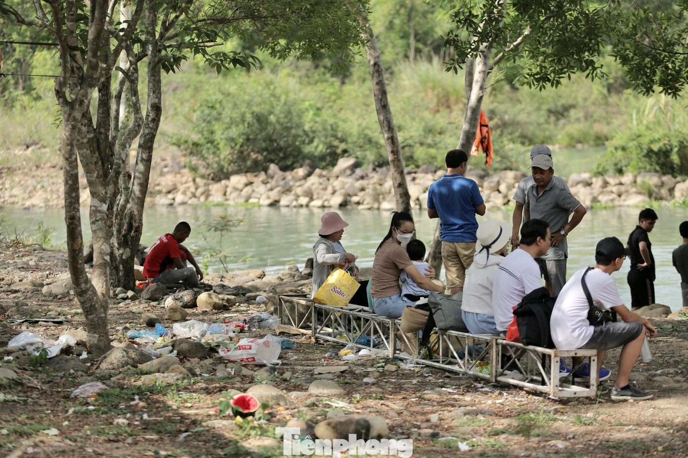 Ngay sau khi kết thúc, nhiều người dân và du khách rời đi bỏ lại lượng rác lớn bao gồm các túi ni lông, cốc nhựa, thức ăn thừa,...