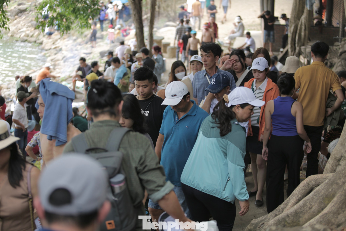 Nhiều du khách tỏ ra mệt mỏi dưới tiết trời oi bức và đông đúc người
