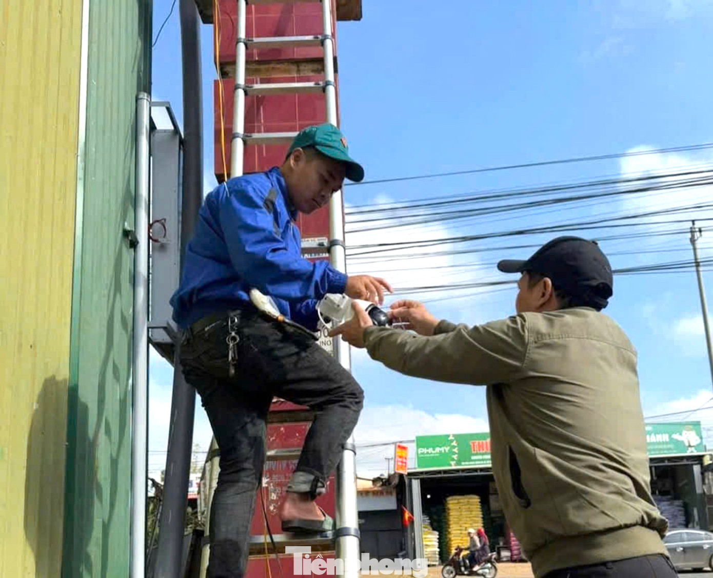 Đoàn xã Ea Yông, huyện Krông Pắc phối hợp với Ban chỉ huy quân sự xã thực hiện công trình camera giám sát an ninh tại Buôn Jung II. Đoàn viên thanh niên đã tham gia gắn 2 điểm camera.