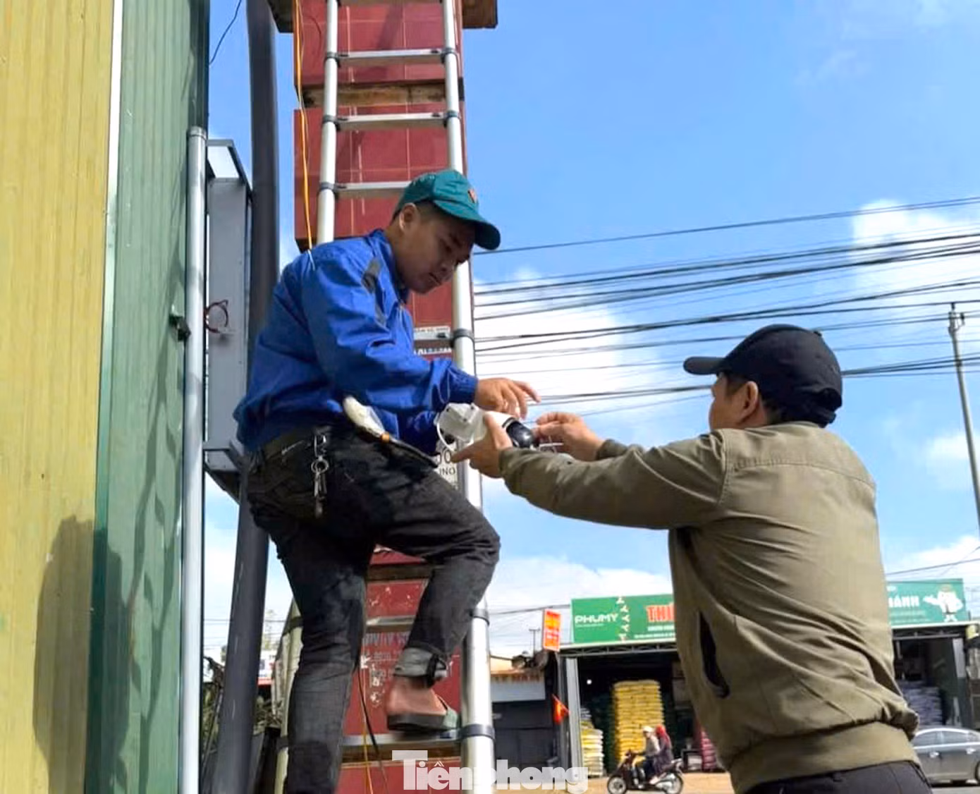Đoàn xã Ea Yông, huyện Krông Pắc phối hợp với Ban chỉ huy quân sự xã thực hiện công trình camera giám sát an ninh tại Buôn Jung II. Đoàn viên thanh niên đã tham gia gắn 2 điểm camera.