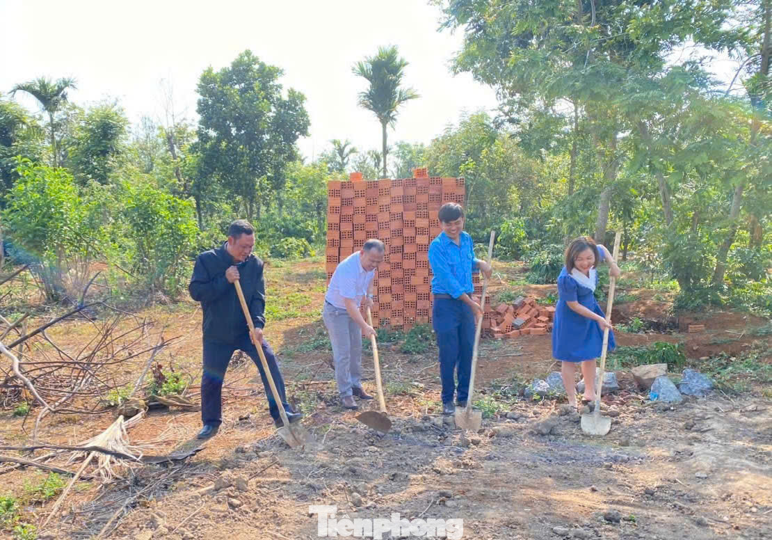Mới đây, Huyện Đoàn Cư Kuin phối hợp với Ban thanh niên Công an tỉnh Đắk Lắk khởi công Công trình thanh niên Nhà nhân ái cho một hộ gia đình xã Ea Tiêu.