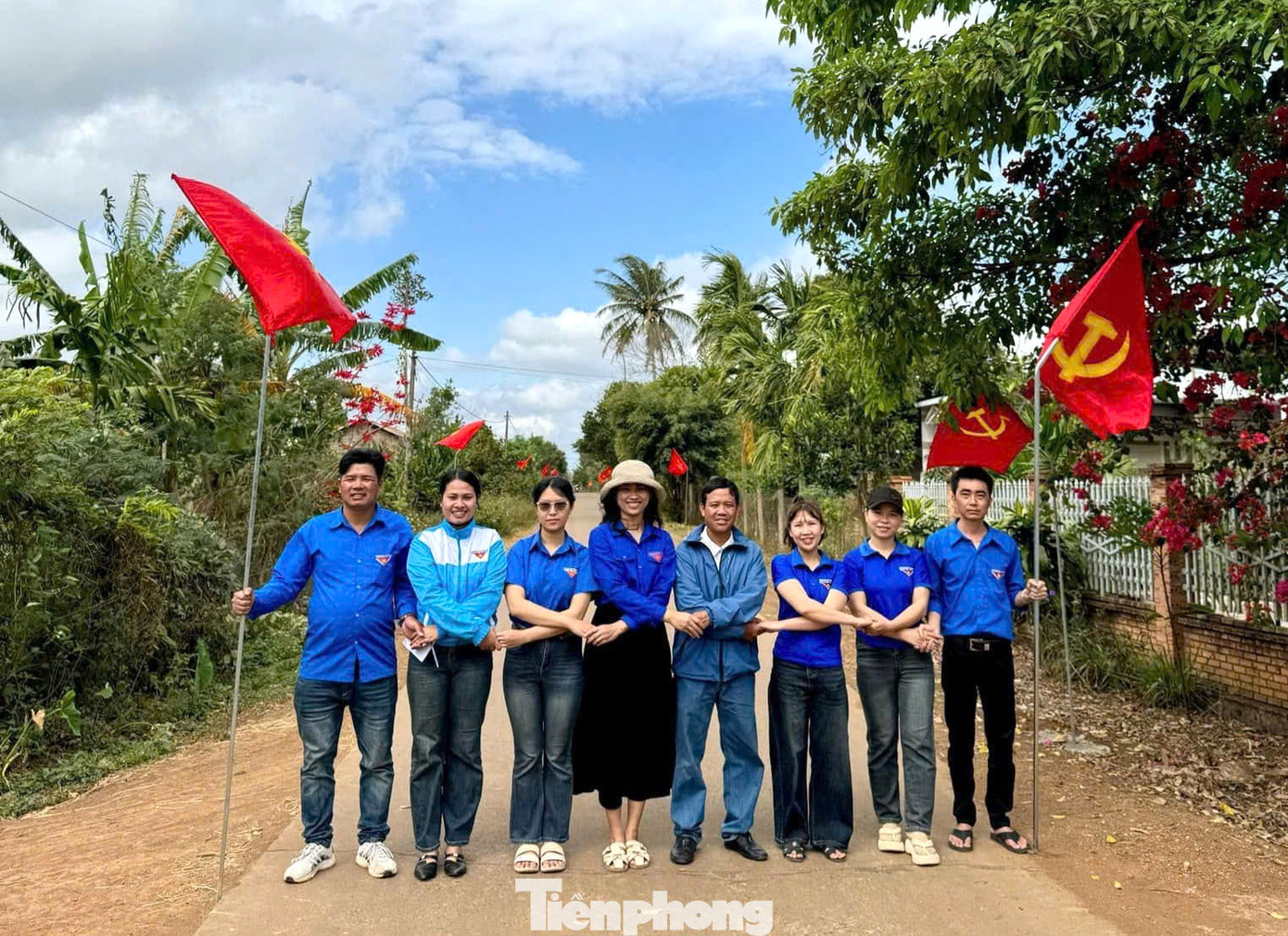 Đoàn xã Ea Kly, huyện Krông Pắc đã thực hiện công trình đường cờ thanh niên với chiều dài 700m. Nguồn kinh phí thực hiện công trình được trích từ hoạt động đoàn và đóng góp của các Bí thư Chi đoàn thôn, buôn.