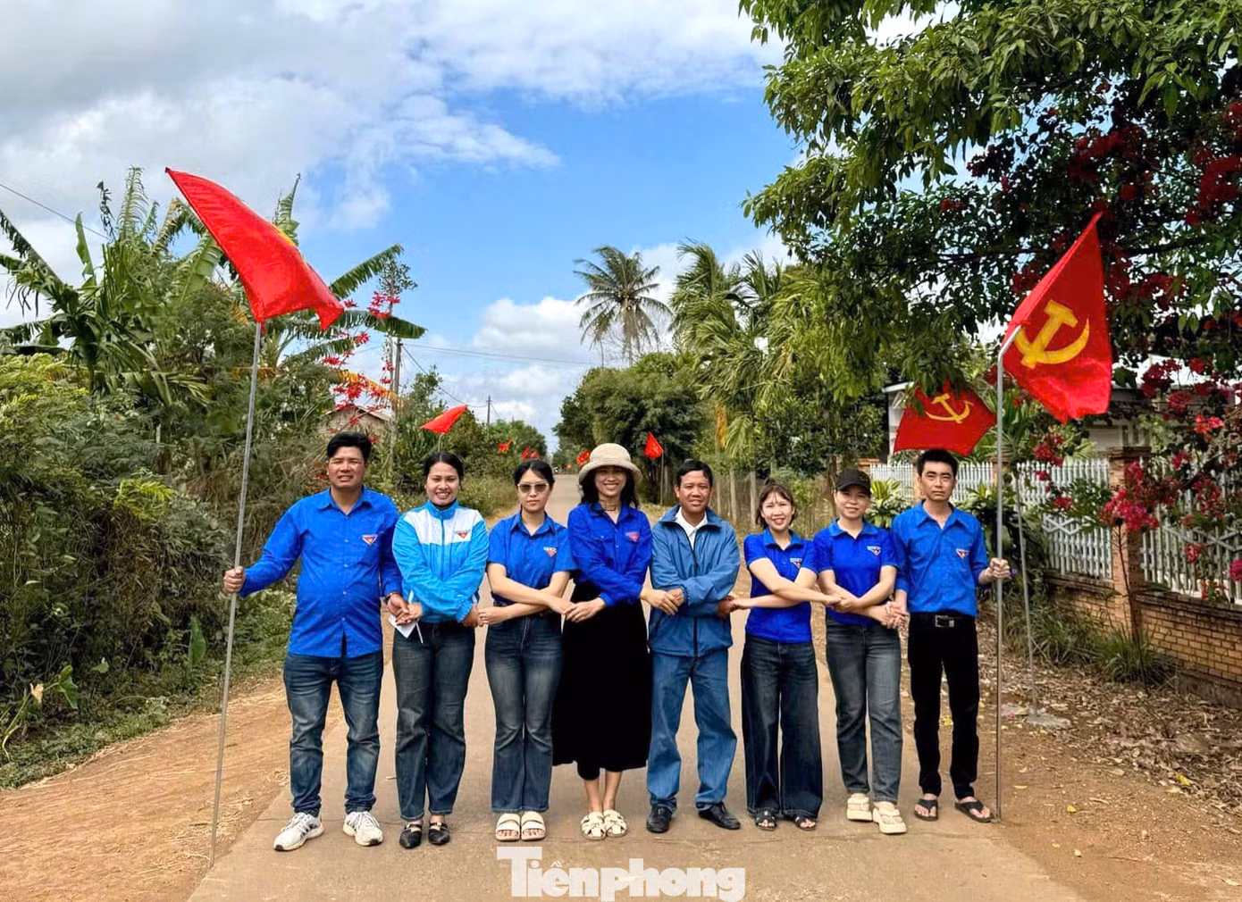 Đoàn xã Ea Kly, huyện Krông Pắc đã thực hiện công trình đường cờ thanh niên với chiều dài 700m. Nguồn kinh phí thực hiện công trình được trích từ hoạt động đoàn và đóng góp của các Bí thư Chi đoàn thôn, buôn.