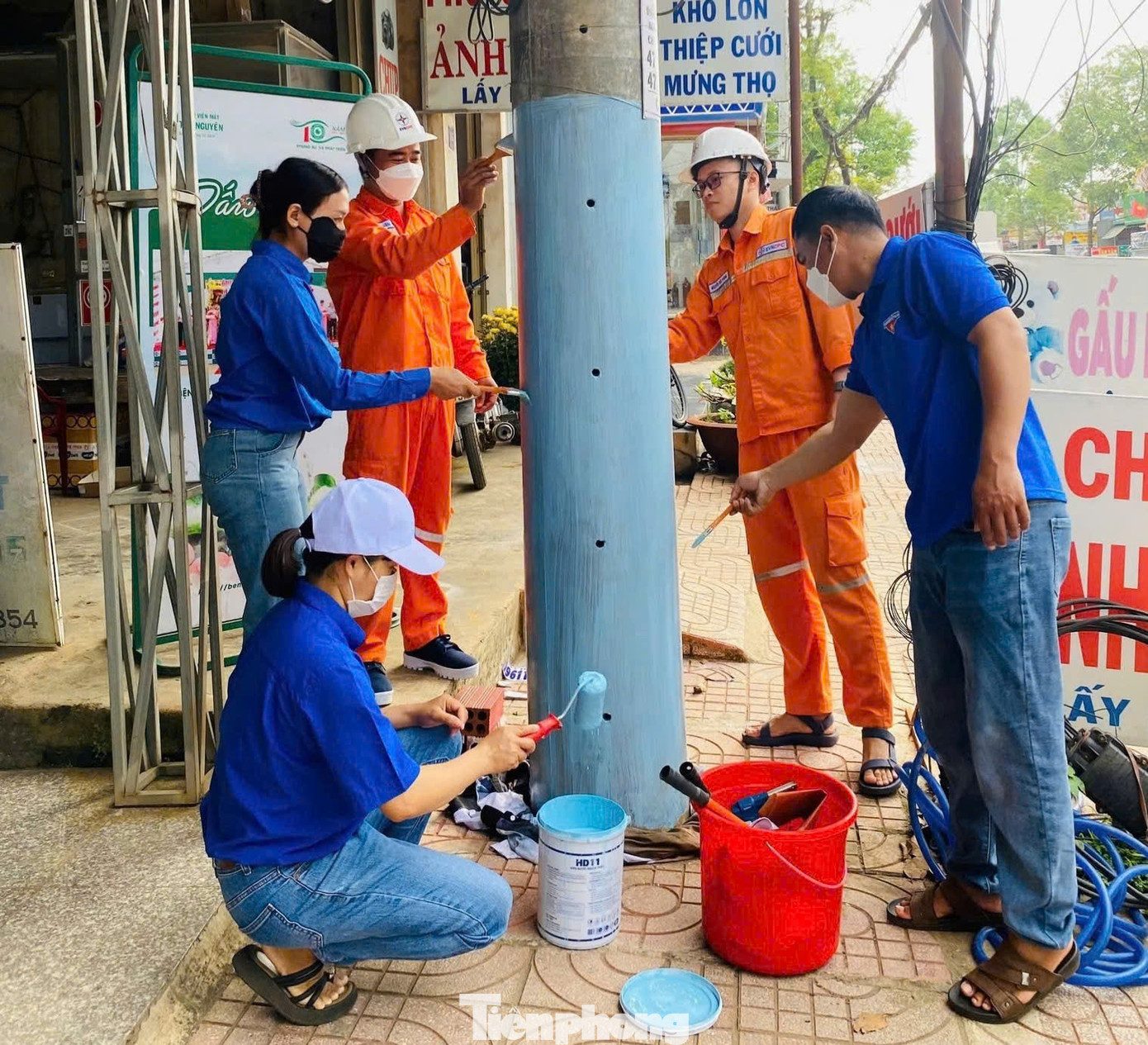 Huyện Đoàn Ea Kar phối hợp các đơn vị thực hiện công trình thanh niên 2025 "Trụ điện nở hoa" tại các tuyến đường chính của huyện. Vận động người dân cùng chung tay xóa các điểm đen rác thải, tháo gỡ quảng cáo, rao vặt trái phép.