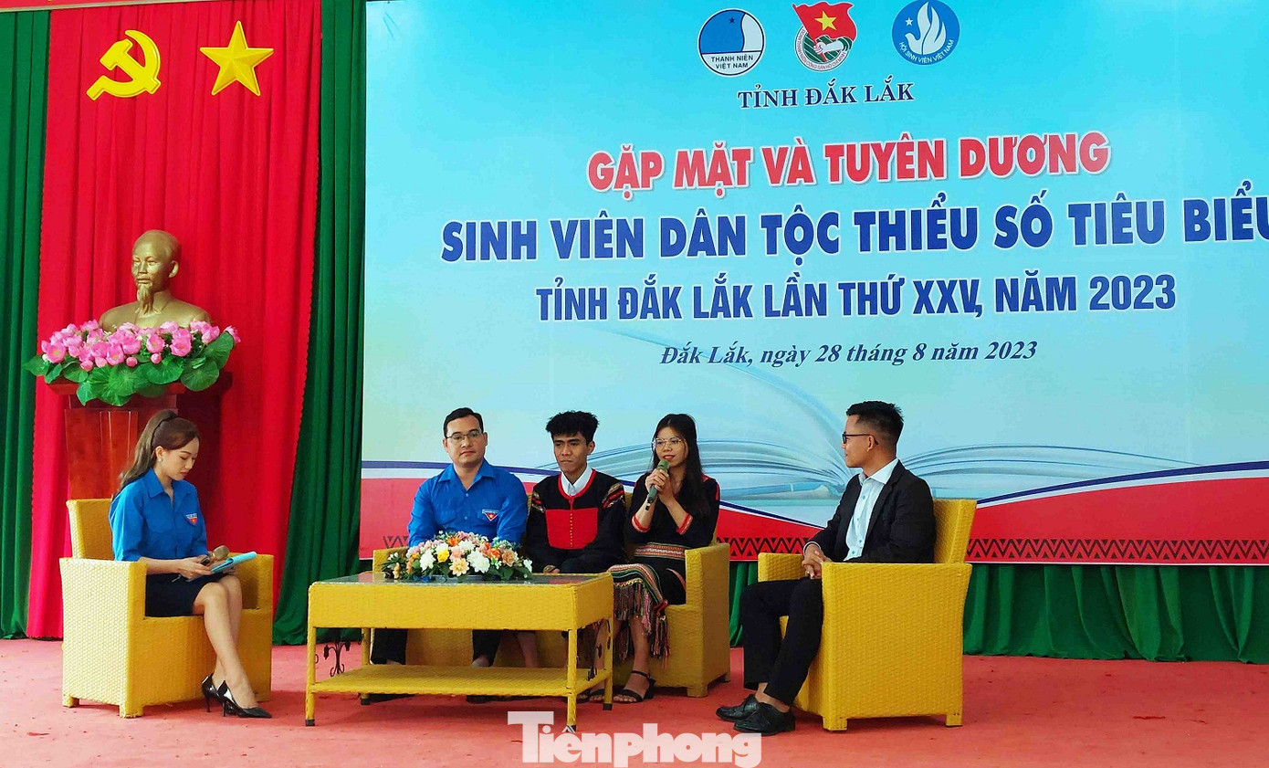 Phần giao lưu giữa gương thủ lĩnh thanh niên, gương thanh niên thành công trong khởi nghiệp và sinh viên dân tộc thiểu số tiêu biểu. Phần giao lưu giữa gương thủ lĩnh thanh niên, gương thanh niên thành công trong khởi nghiệp và sinh viên dân tộc thiểu số tiêu biểu.