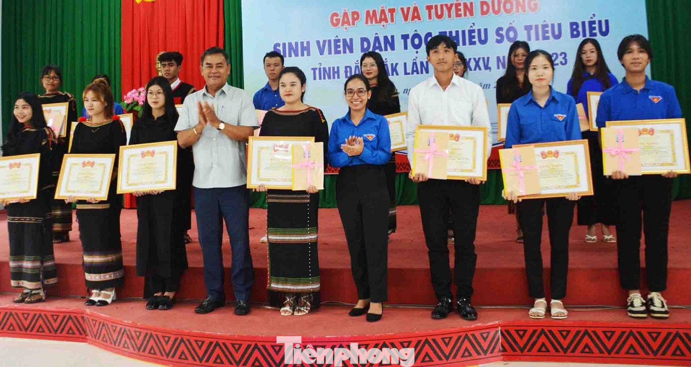 Chương trình gặp mặt, tuyên dương 62 sinh viên dân tộc thiểu số tiêu biểu của tỉnh Chương trình gặp mặt, tuyên dương 62 sinh viên dân tộc thiểu số tiêu biểu của tỉnh