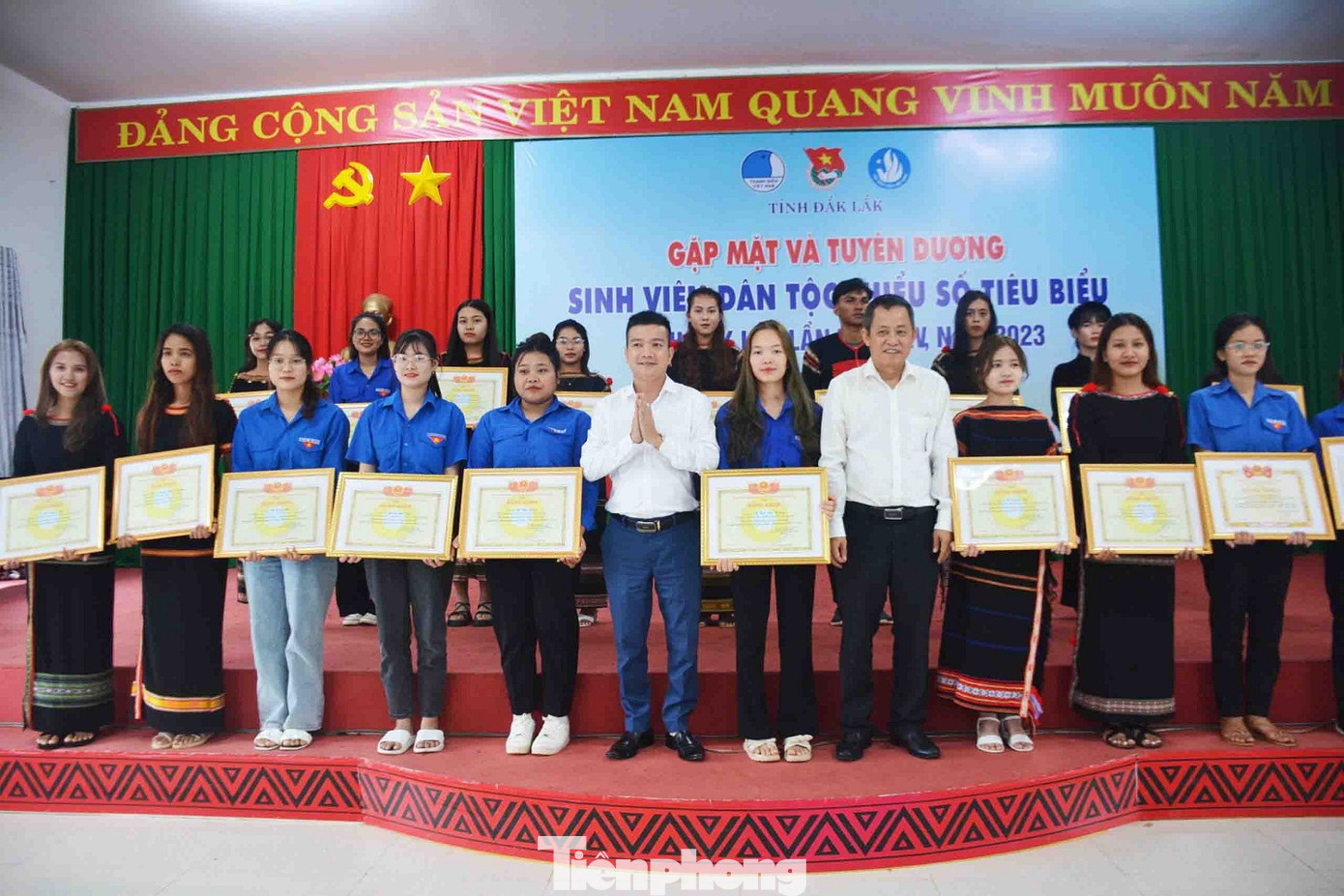 Sinh viên dân tộc thiểu số có thành tích học tập xuất sắc được tuyên dương Sinh viên dân tộc thiểu số có thành tích học tập xuất sắc được tuyên dương