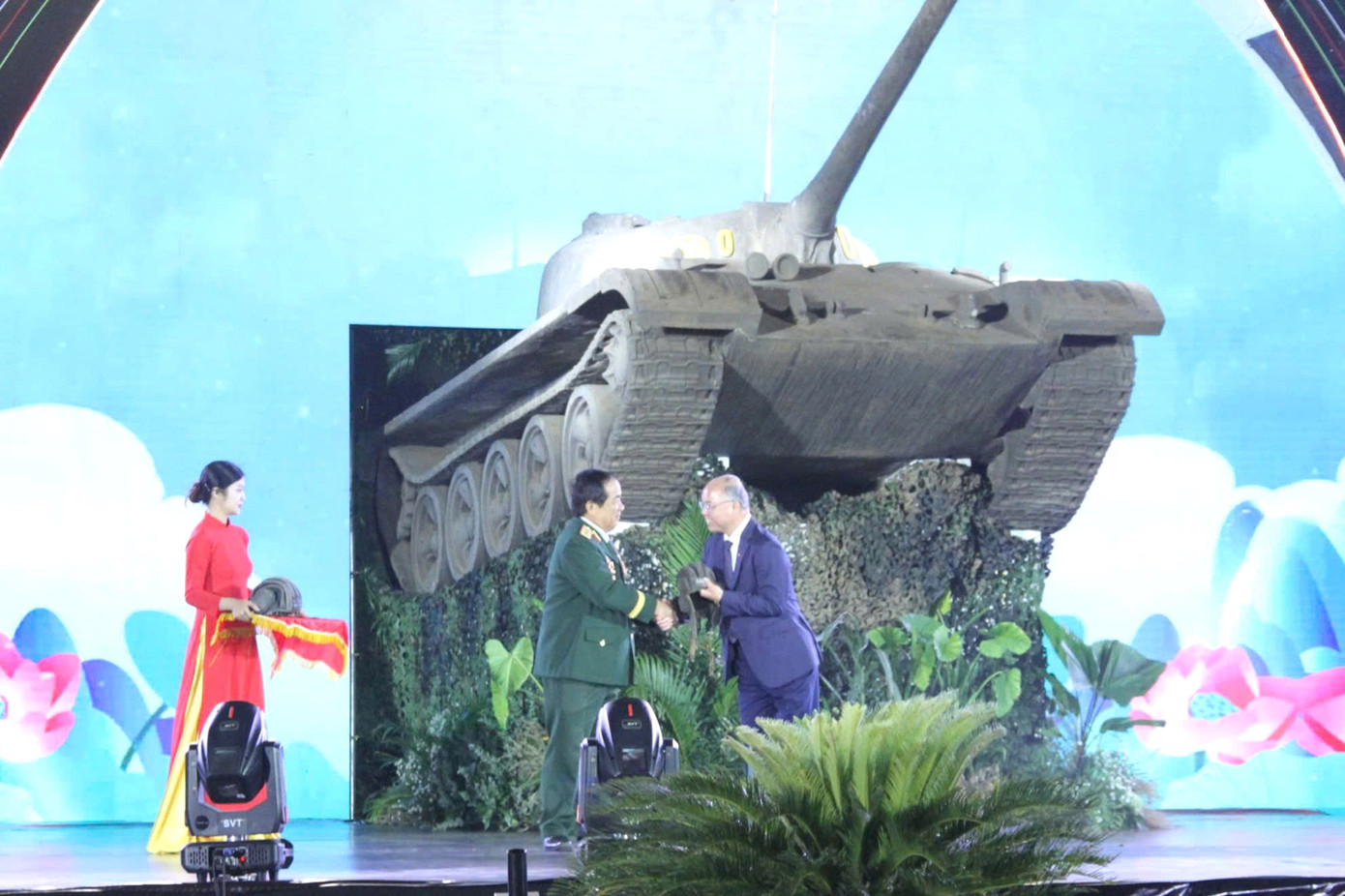 Trung tướng Đoàn Sinh Hưởng tặng tỉnh Đắk Lắk 4 chiếc mũ xe tăng của 4 thành viên cùng tham gia chiến đấu trên xe tăng 980. Trung tướng Đoàn Sinh Hưởng tặng tỉnh Đắk Lắk 4 chiếc mũ xe tăng của 4 thành viên cùng tham gia chiến đấu trên xe tăng 980.