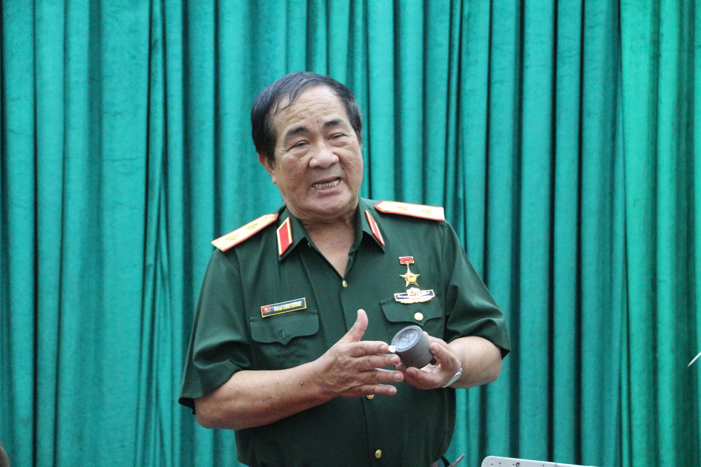 Chiếc đồng hồ hành trình thời gian đã theo ông Hưởng hơn 50 năm nay. Chiếc đồng hồ hành trình thời gian đã theo ông Hưởng hơn 50 năm nay.