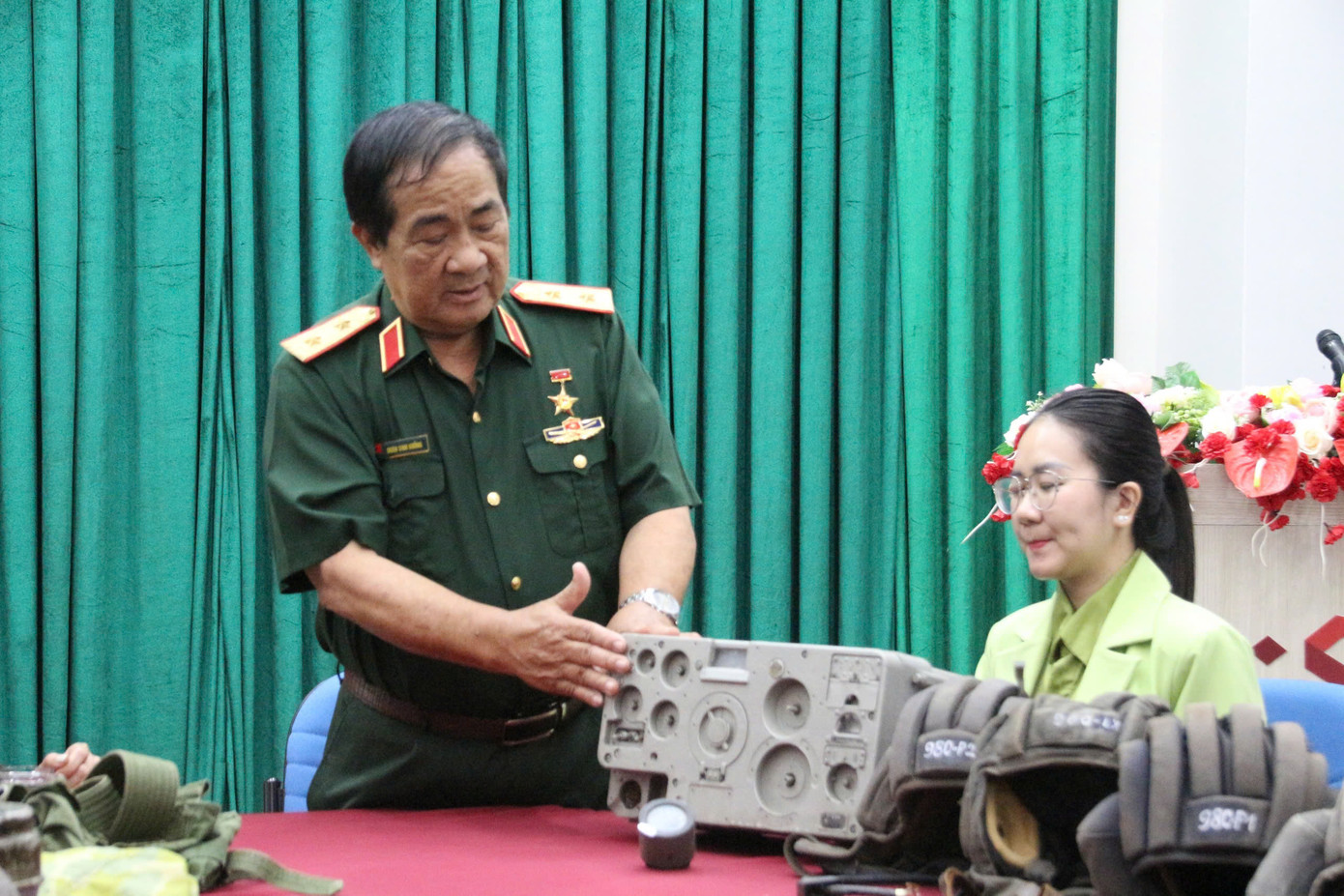 Chiếc đài thông tin liên lạc P-123 trên xe tăng. Chiếc đài thông tin liên lạc P-123 trên xe tăng.