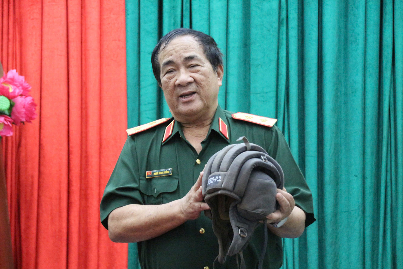 Chiếc mũ có gắn tai nghe, máy nói để các thành viên nắm bắt thông tin và liên lạc với nhau. Chiếc mũ có gắn tai nghe, máy nói để các thành viên nắm bắt thông tin và liên lạc với nhau.