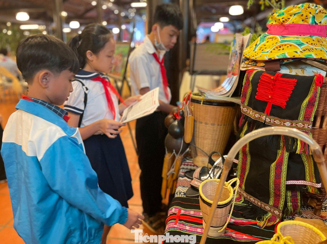 Các em thiếu nhi tham quan gian hàng trưng bày sản phẩm văn hóa các dân tộc Các em thiếu nhi tham quan gian hàng trưng bày sản phẩm văn hóa các dân tộc
