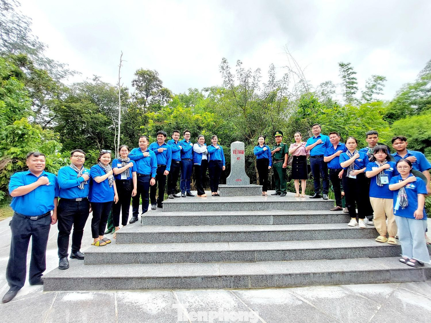 Đoàn thăm chụp hình tại cột mốc biên giới Đoàn thăm chụp hình tại cột mốc biên giới