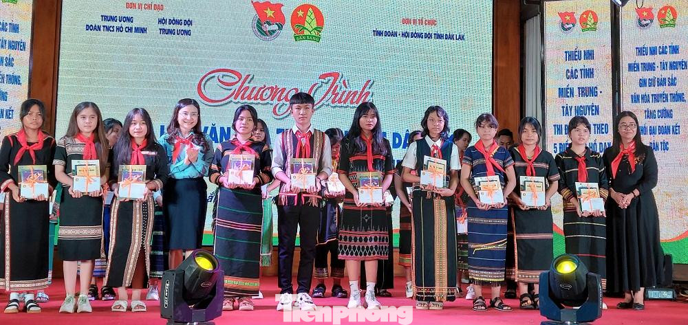 Thiếu nhi dân tộc nhận học bổng Vừ A Dính Thiếu nhi dân tộc nhận học bổng Vừ A Dính