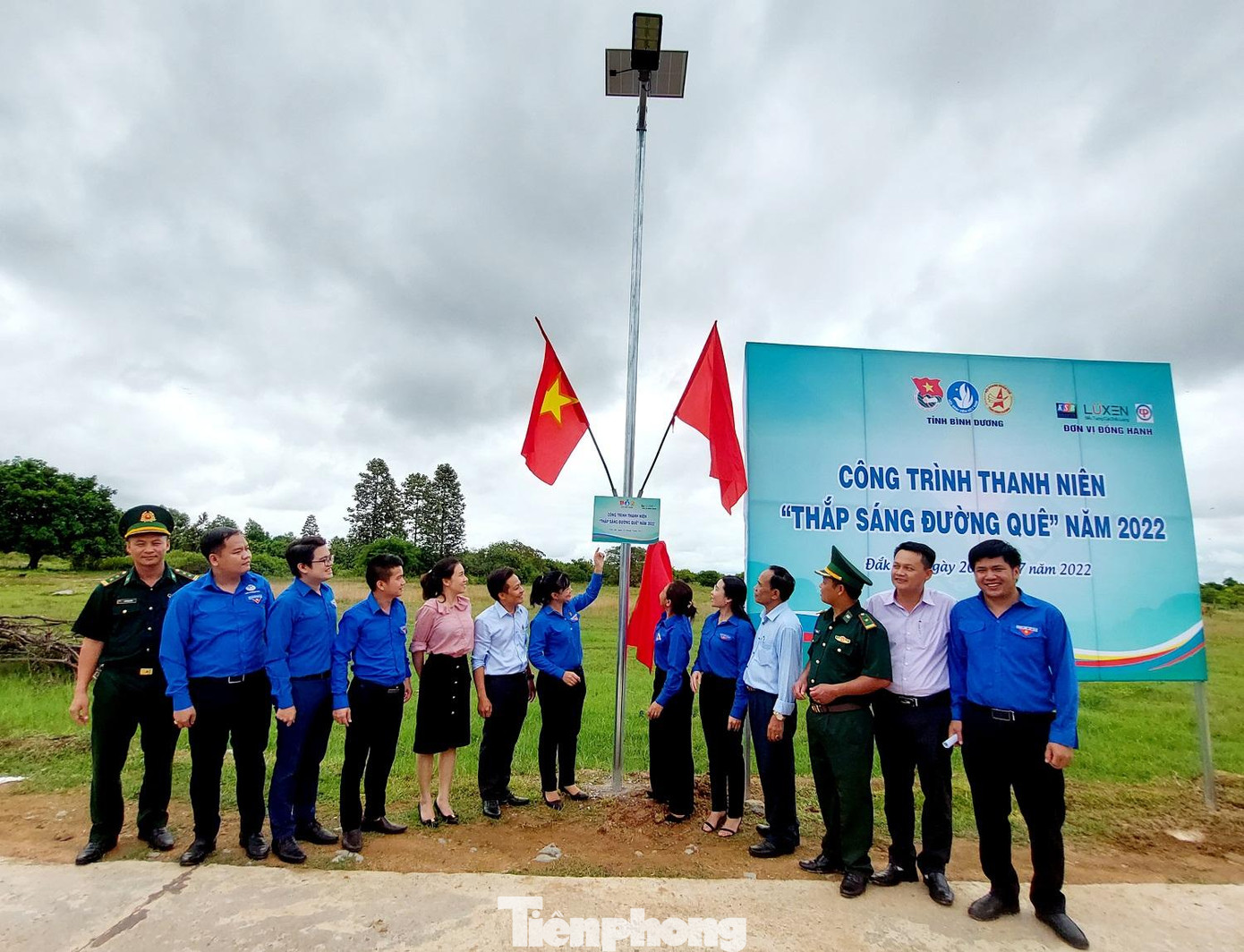 Đoàn tham gia khánh thành công trình thắp sáng đường quê Đoàn tham gia khánh thành công trình thắp sáng đường quê