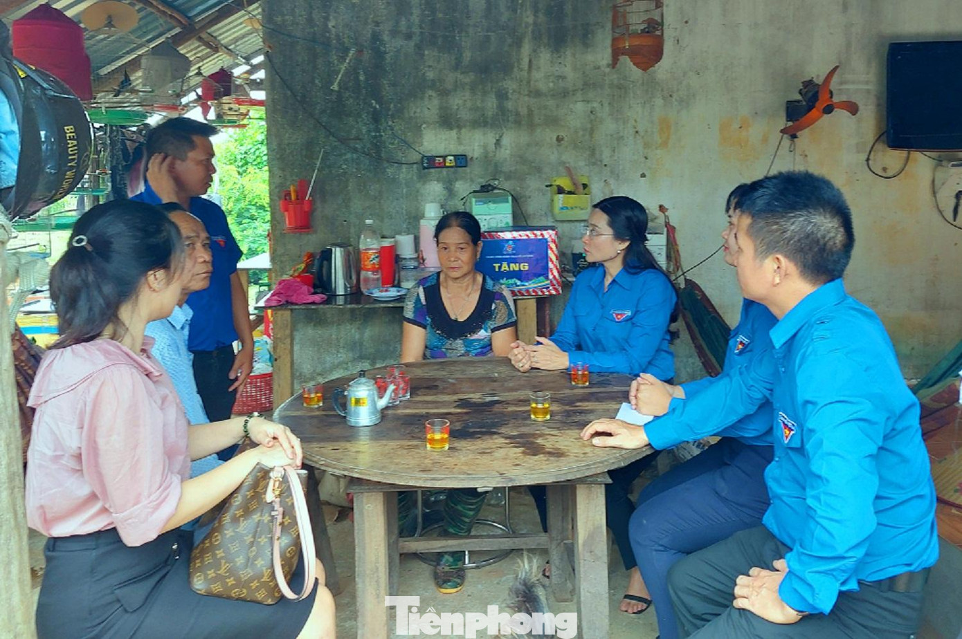 Đoàn thăm gia đình người có công tại xã biên giới Ia Rvê Đoàn thăm gia đình người có công tại xã biên giới Ia Rvê