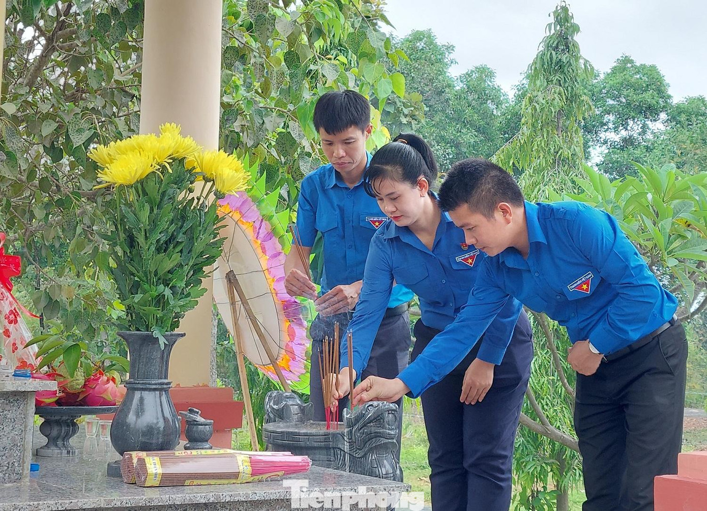 Đoàn viếng nhà bia tưởng niệm liệt sĩ Đoàn viếng nhà bia tưởng niệm liệt sĩ