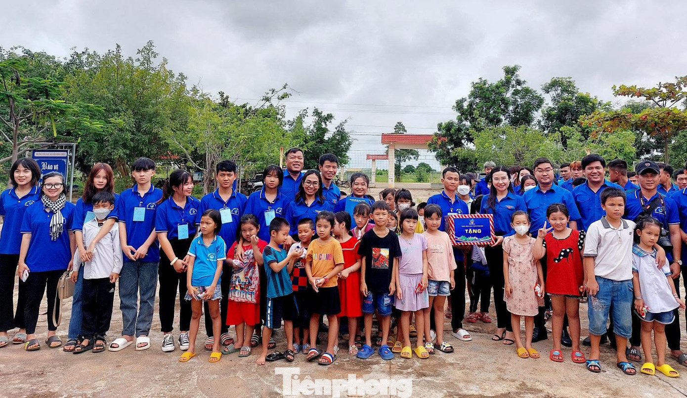 Đoàn công tác thăm tặng quà cho đội hình thanh niên tình nguyện xã Ia Rvê Đoàn công tác thăm tặng quà cho đội hình thanh niên tình nguyện xã Ia Rvê