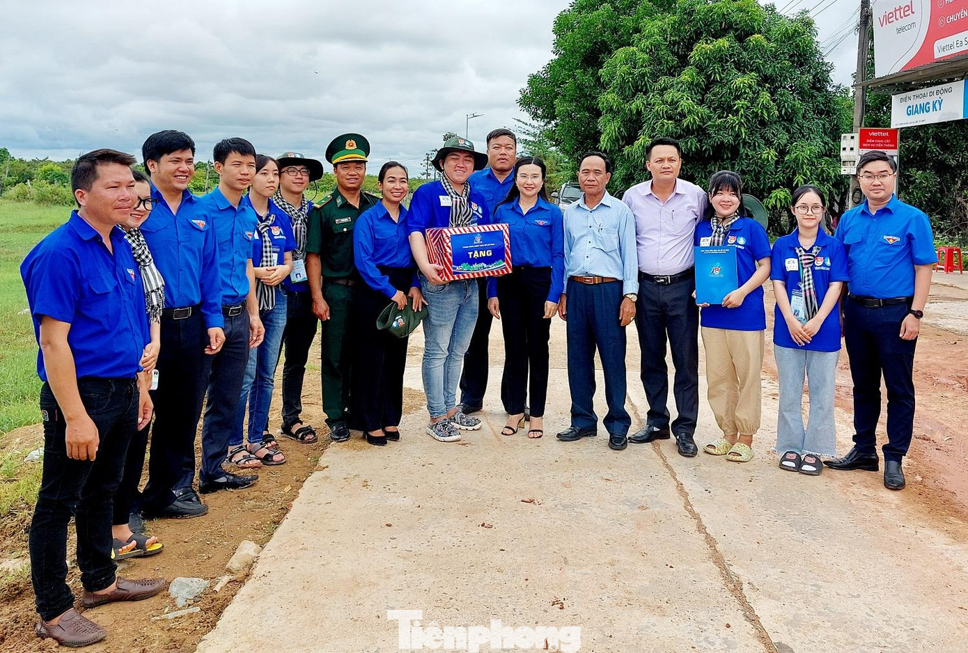 Đoàn công tác tặng quà cho đội hình tình nguyện tại xã Ia Lốp Đoàn công tác tặng quà cho đội hình tình nguyện tại xã Ia Lốp