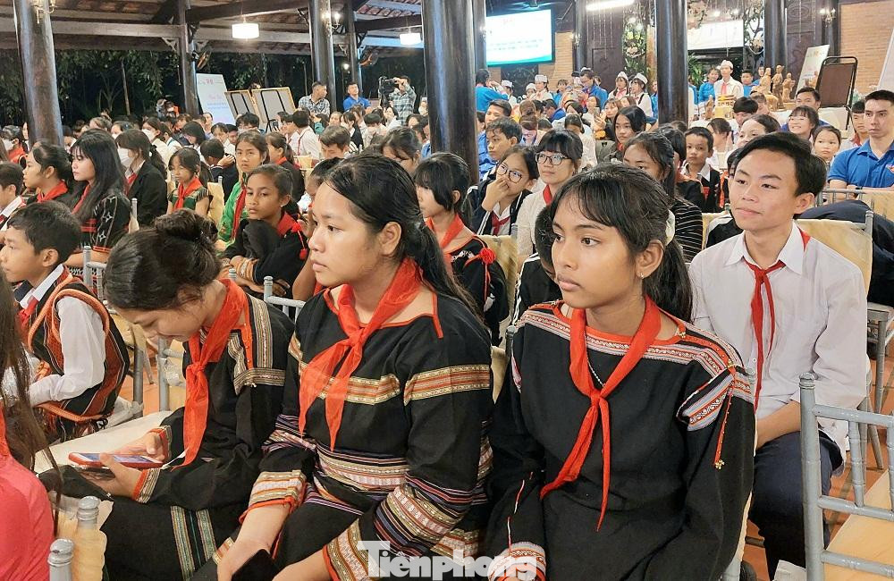 Hơn 200 thiếu nhi dân tộc tham gia chương trình Hơn 200 thiếu nhi dân tộc tham gia chương trình