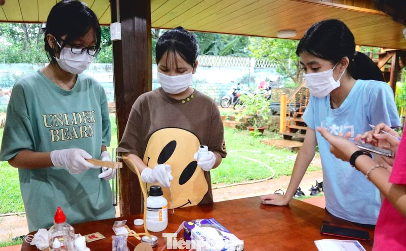 Các học sinh tham gia các hoạt động với chủ đề “Ngày khoa học”, Các học sinh tham gia các hoạt động với chủ đề “Ngày khoa học”,