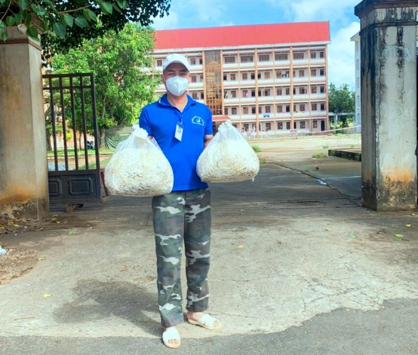 Anh Hiệp đưa giá sạch tặng bếp ăn ở khu cách ly Anh Hiệp đưa giá sạch tặng bếp ăn ở khu cách ly