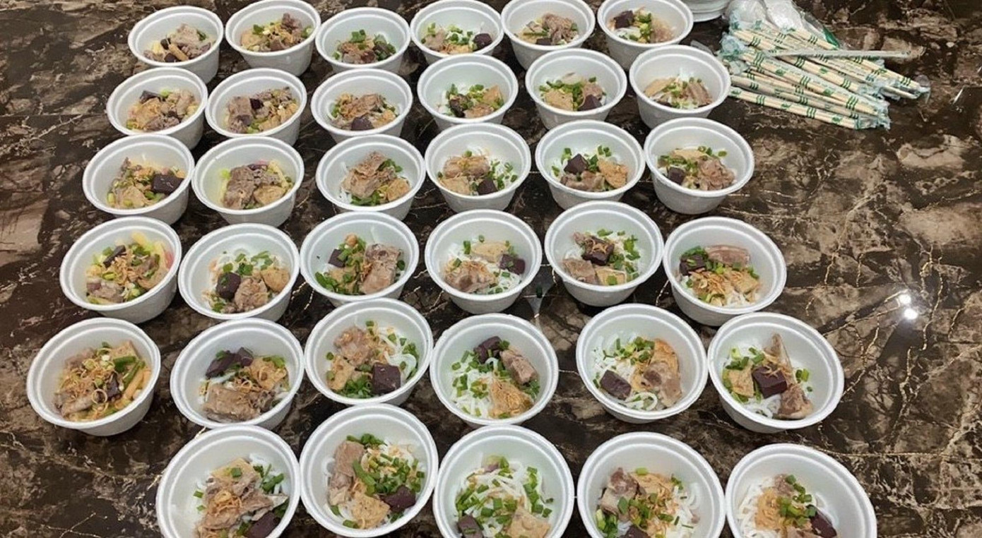 Các suất ăn được thành viên của chuyến xe 0 đồng hỗ trợ các chốt trực Các suất ăn được thành viên của chuyến xe 0 đồng hỗ trợ các chốt trực