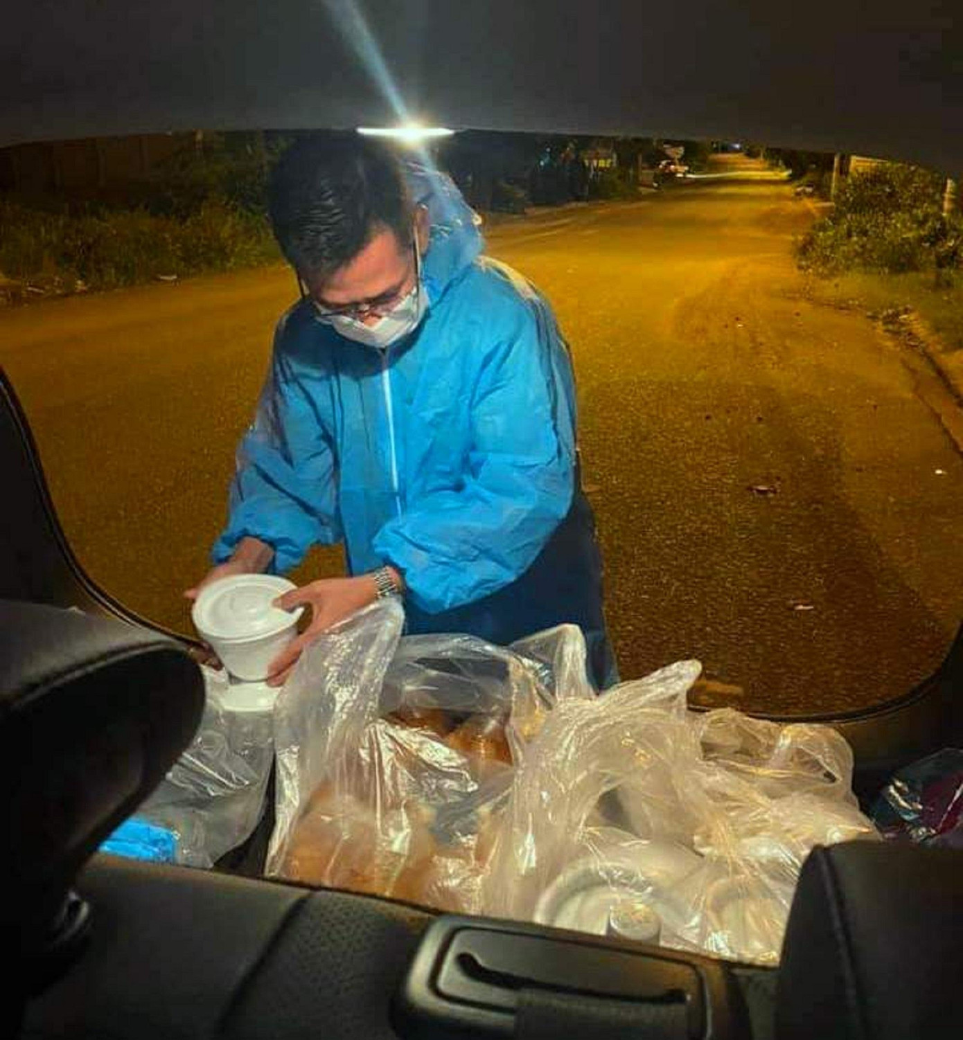 Tình nguyện viên của nhóm chuẩn bị suất ăn tặng chốt trực Tình nguyện viên của nhóm chuẩn bị suất ăn tặng chốt trực