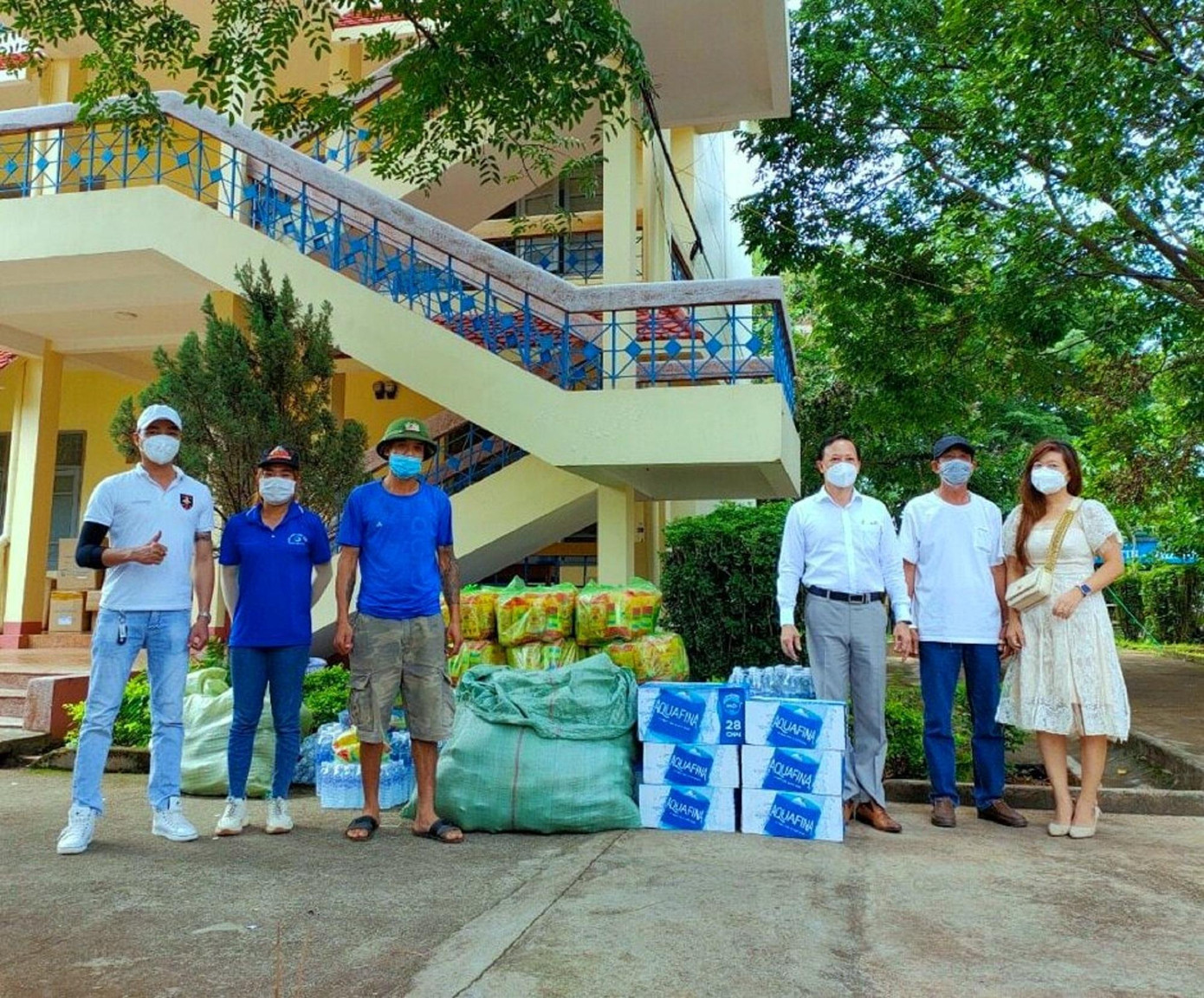 Anh Hiệp (bìa phải) cùng các thành viên CLB Khát vọng xanh huyện Krông Ana tiếp sức cho các tuyến đầu chống dịch ở Đắk Lắk Anh Hiệp (bìa phải) cùng các thành viên CLB Khát vọng xanh huyện Krông Ana tiếp sức cho các tuyến đầu chống dịch ở Đắk Lắk