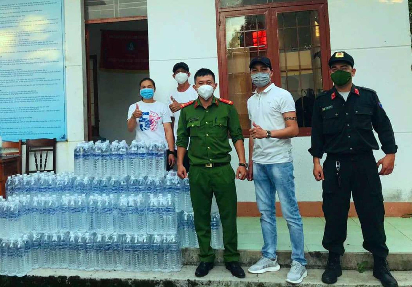 Anh Hiệp tặng quà cho các điểm trực Anh Hiệp tặng quà cho các điểm trực