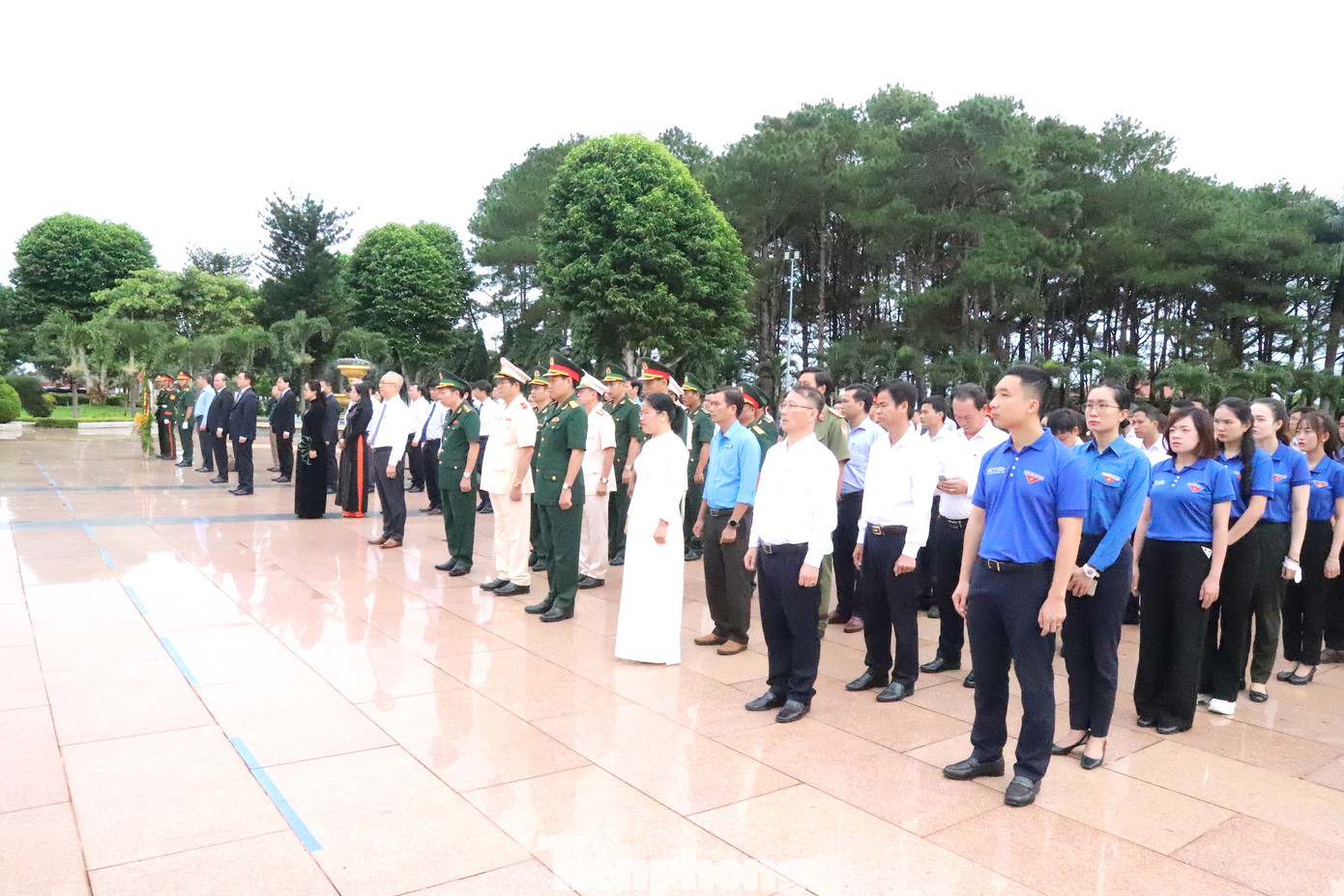 Các đại biểu dự lễ dâng hương tưởng nhớ các anh hùng, liệt sĩ tại Nghĩa trang liệt sĩ tỉnh Đắk Lắk