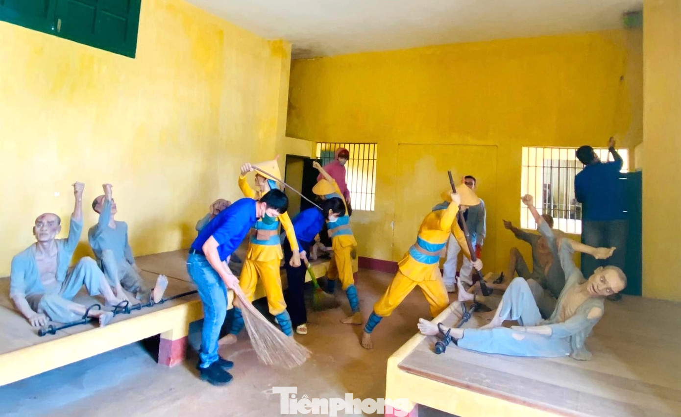 Đoàn viên, thanh niên dọn vệ sinh tại Di tích lịch sử quốc gia đặc biệt Nhà đày Buôn Ma Thuột