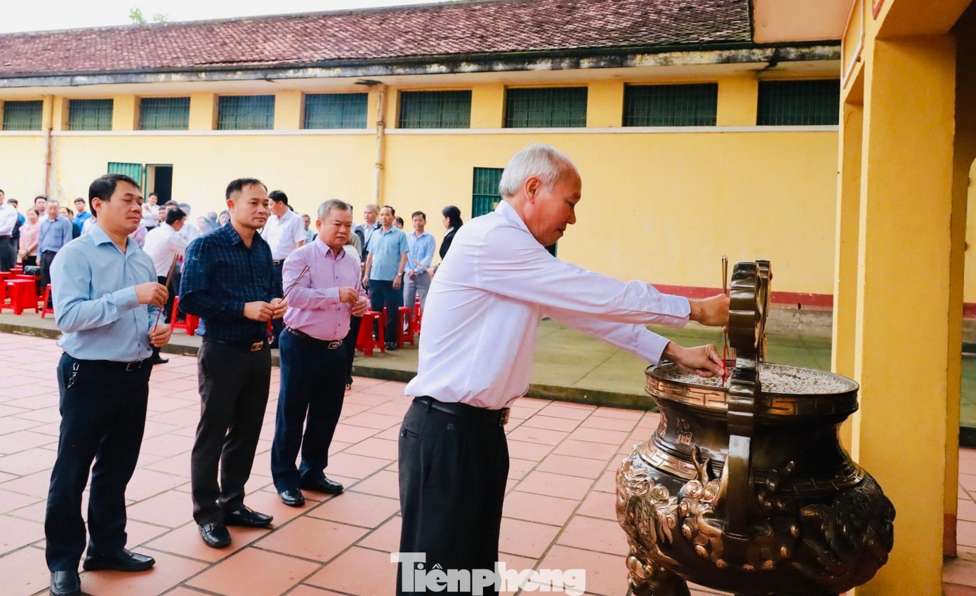 Đại biểu dâng hương tưởng niệm các anh hùng liệt sĩ