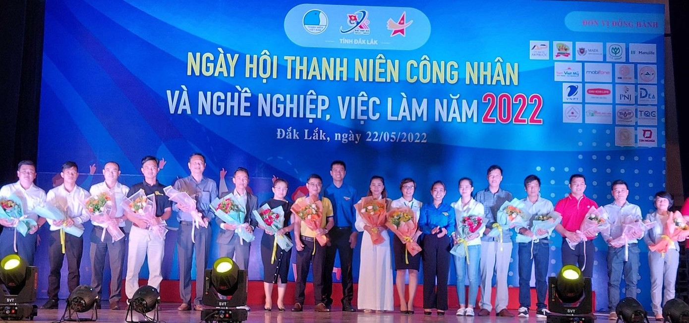 Đại diện lãnh đạo Tỉnh Đoàn tặng hoa cho các doanh nghiệp Đại diện lãnh đạo Tỉnh Đoàn tặng hoa cho các doanh nghiệp