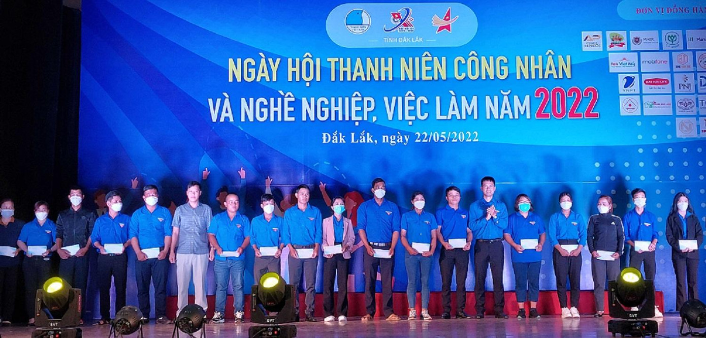 Đại diện lãnh đạo Tỉnh Đoàn tặng quà cho công nhân khó khăn Đại diện lãnh đạo Tỉnh Đoàn tặng quà cho công nhân khó khăn