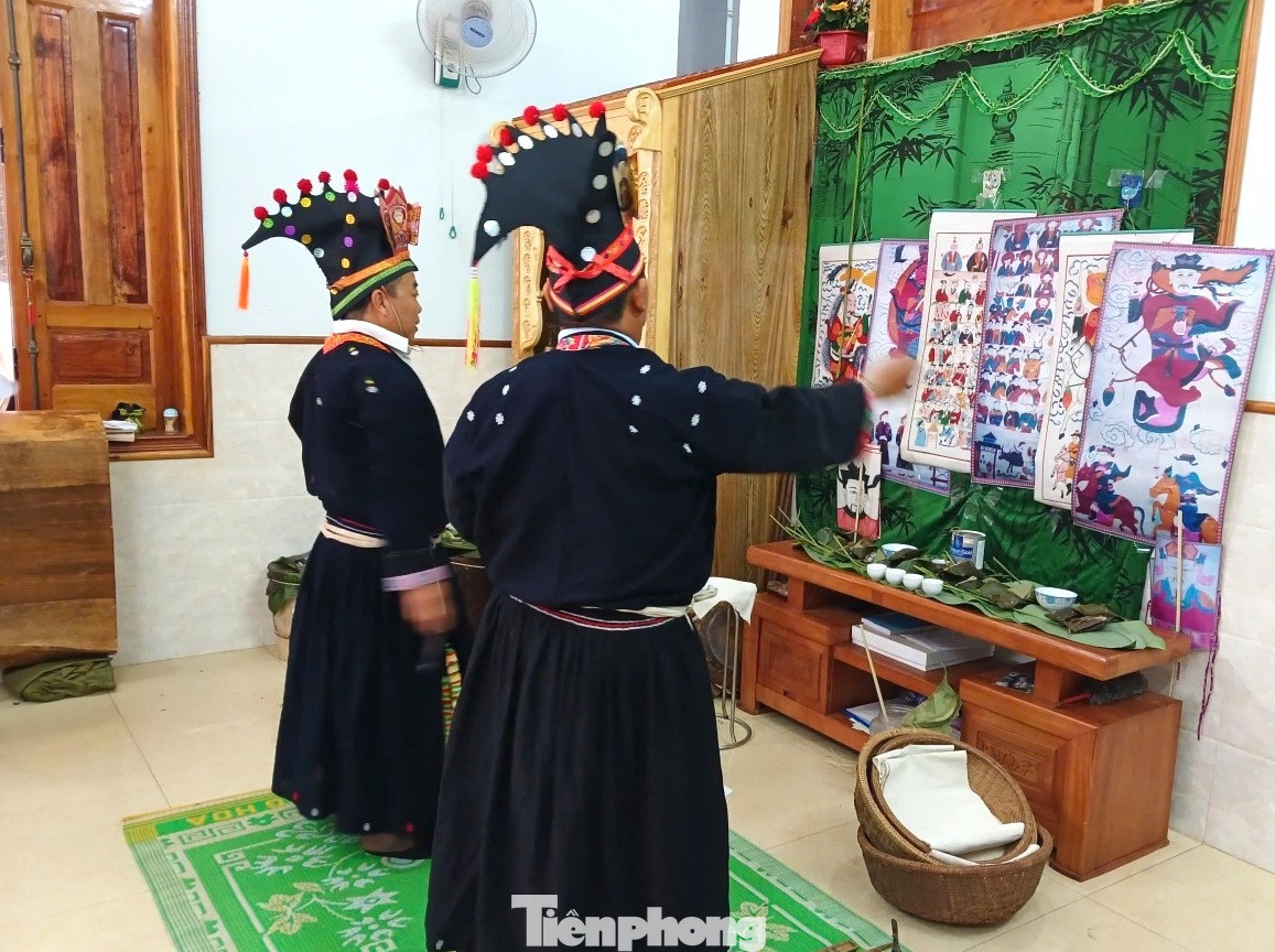 Một nghi lễ trong lễ cấp sắc của người Dao Tiền ở xã Ea Hiao.