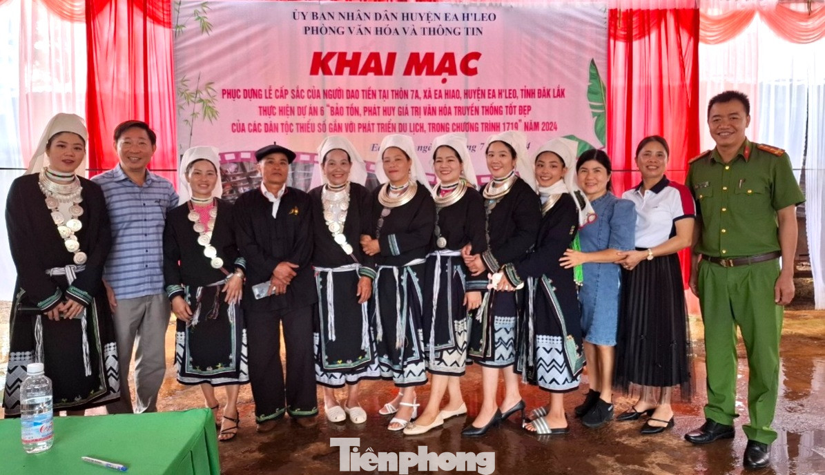 Người dân và cán bộ trên địa bàn huyện tham gia lễ phục dựng.