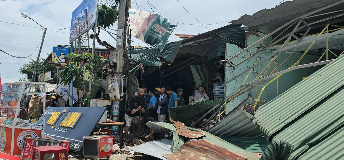 Xe container do Nghĩa điều khiển tông vào hàng loạt nhà dân bên đường Xe container do Nghĩa điều khiển tông vào hàng loạt nhà dân bên đường