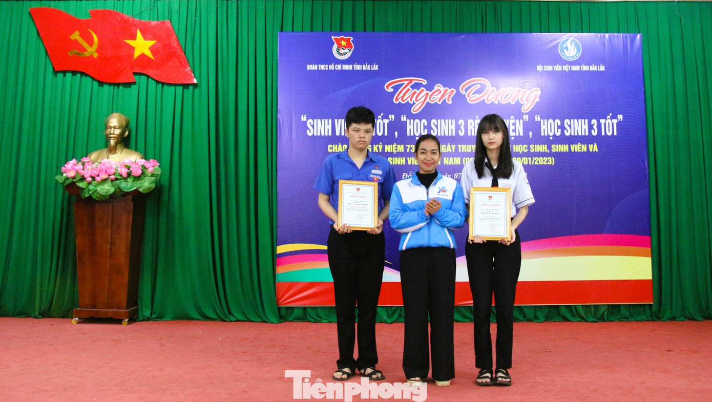 Trao giải cho cá nhân xuất sắc cuộc thi tìm hiểu pháp luật trong đoàn viên, thanh niên