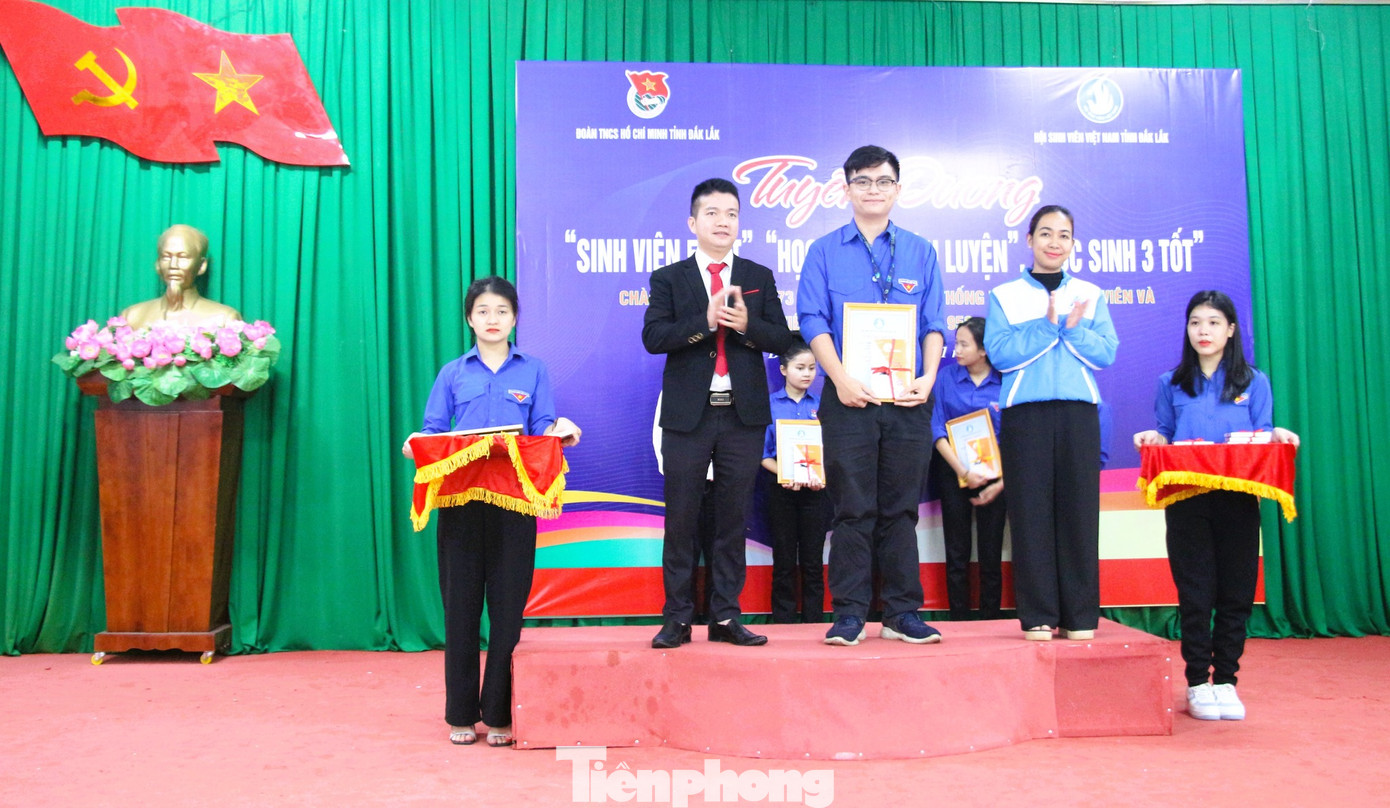 Đại diện lãnh đạo Tỉnh Đoàn tuyên dương Sinh viên 5 tốt