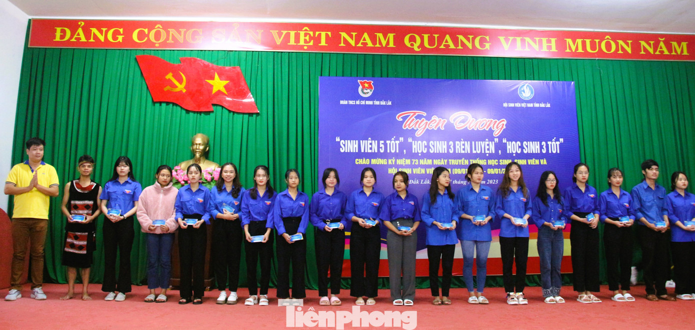 Học sinh, sinh viên khó khăn được tặng phiếu mua hàng