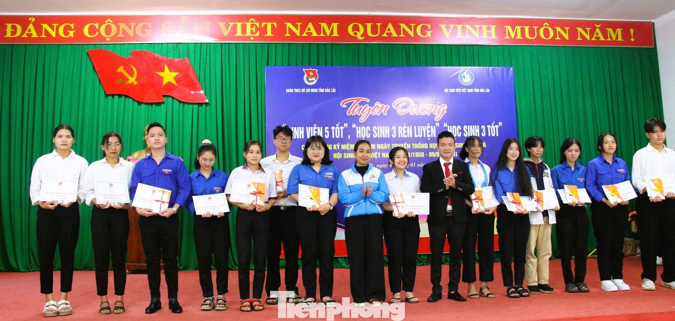 Học sinh, sinh viên khó khăn được nhận học bổng thắp sáng ước mơ
