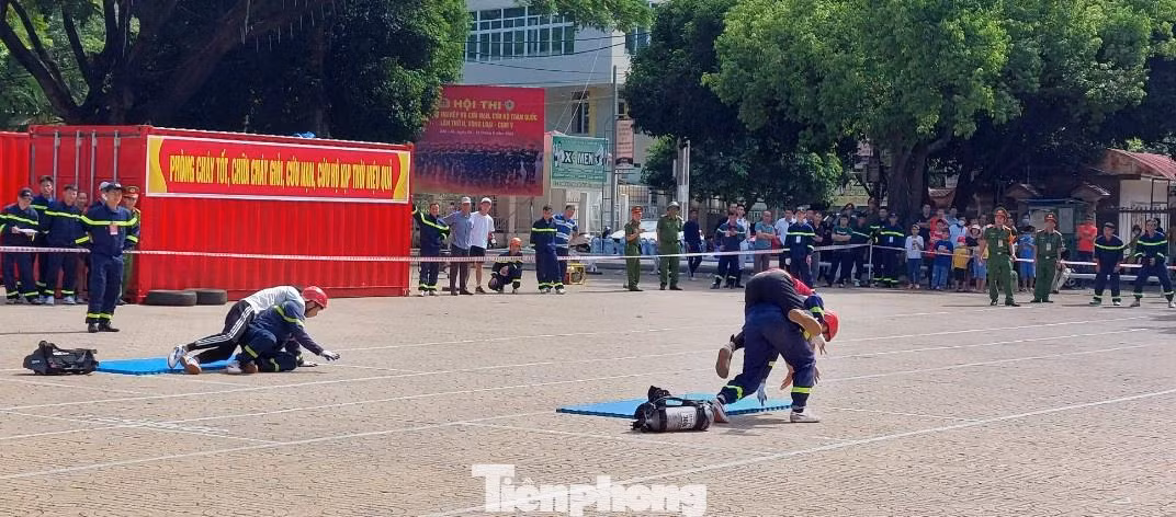 Môn thi 100m vượt chướng ngại vật cứu nạn cứu hộ