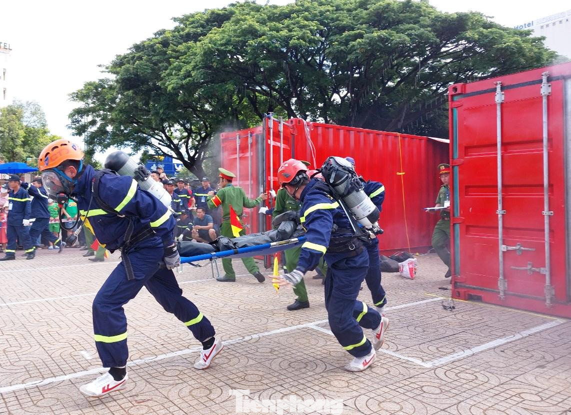 Chiến sĩ Cảnh sát phòng cháy chữa cháy nhanh chóng đưa người bị nạn tới nơi an toàn Chiến sĩ Cảnh sát phòng cháy chữa cháy nhanh chóng đưa người bị nạn tới nơi an toàn