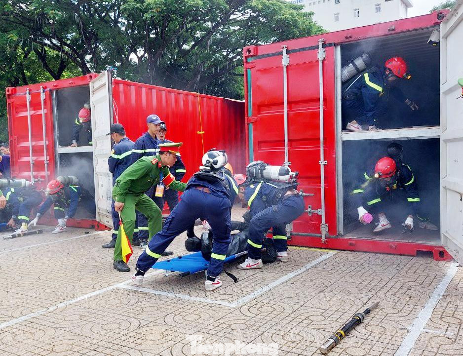 Các chiến sĩ Cảnh sát phòng cháy chữa cháy cứu người trong môi trường có khói, khí độc Các chiến sĩ Cảnh sát phòng cháy chữa cháy cứu người trong môi trường có khói, khí độc