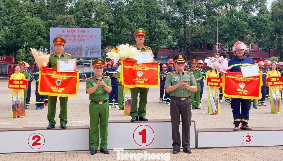 Ban tổ chức trao tặng giải cho các đội Ban tổ chức trao tặng giải cho các đội