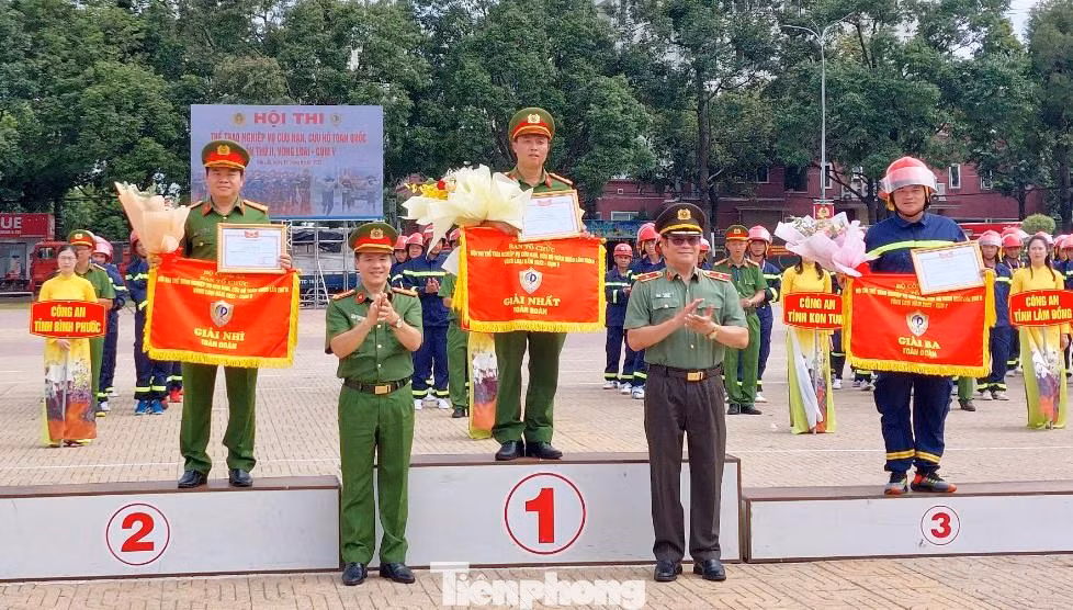 Ban tổ chức trao tặng giải cho các đội